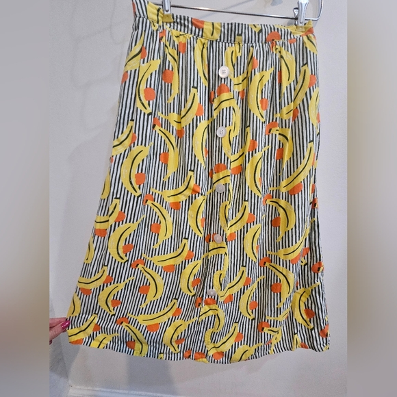 Striped Button-Up Midi Skirt With Banana And Orange Pattern - Picture 2 of 4